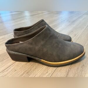 American Rag Cie women’s slide heeled mule clogs, grey stitching details size 10